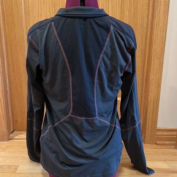 Like new North Face quarter zip pull over. - Picture 2 of 3